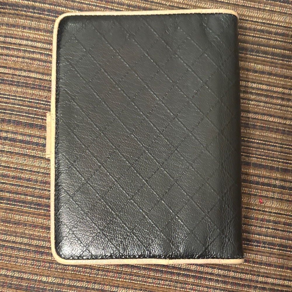 CHANEL Black Quilted and beige Leather agenda wallet with Silver CC hardware - Picture 5 of 5